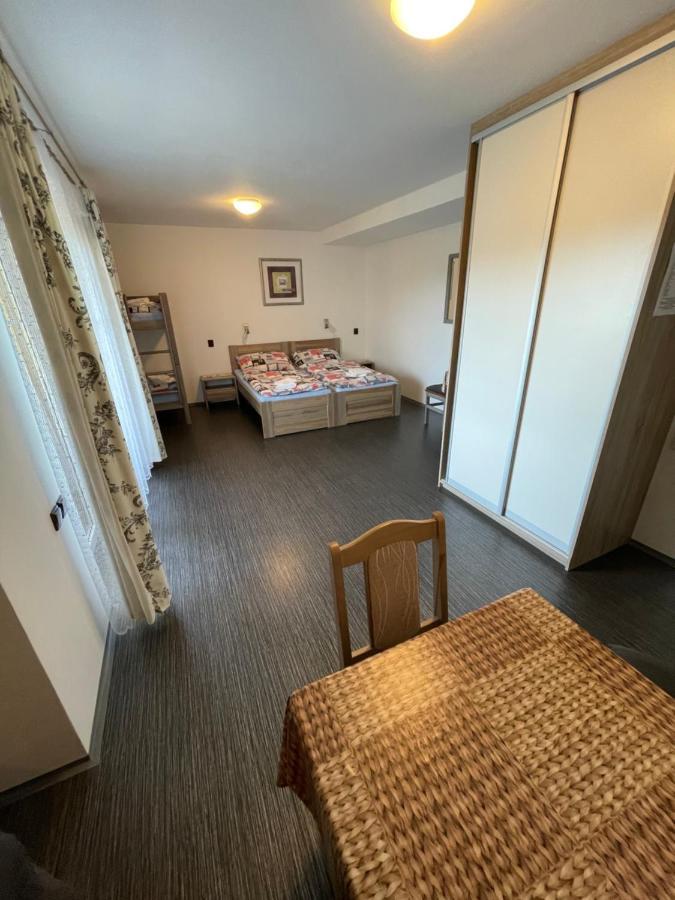 Maxovo Kralovstvi Apartment Rovensko pod Troskami Ngoại thất bức ảnh