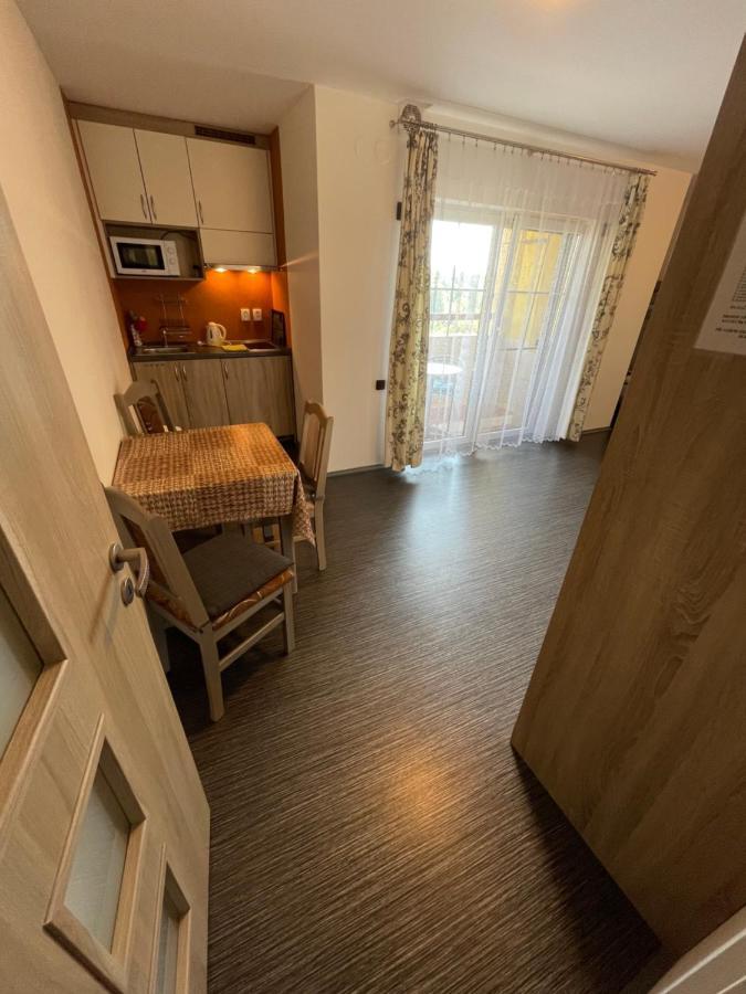 Maxovo Kralovstvi Apartment Rovensko pod Troskami Ngoại thất bức ảnh