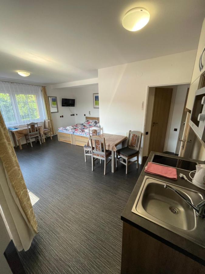 Maxovo Kralovstvi Apartment Rovensko pod Troskami Ngoại thất bức ảnh