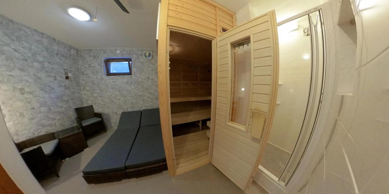 Maxovo Kralovstvi Apartment Rovensko pod Troskami Ngoại thất bức ảnh