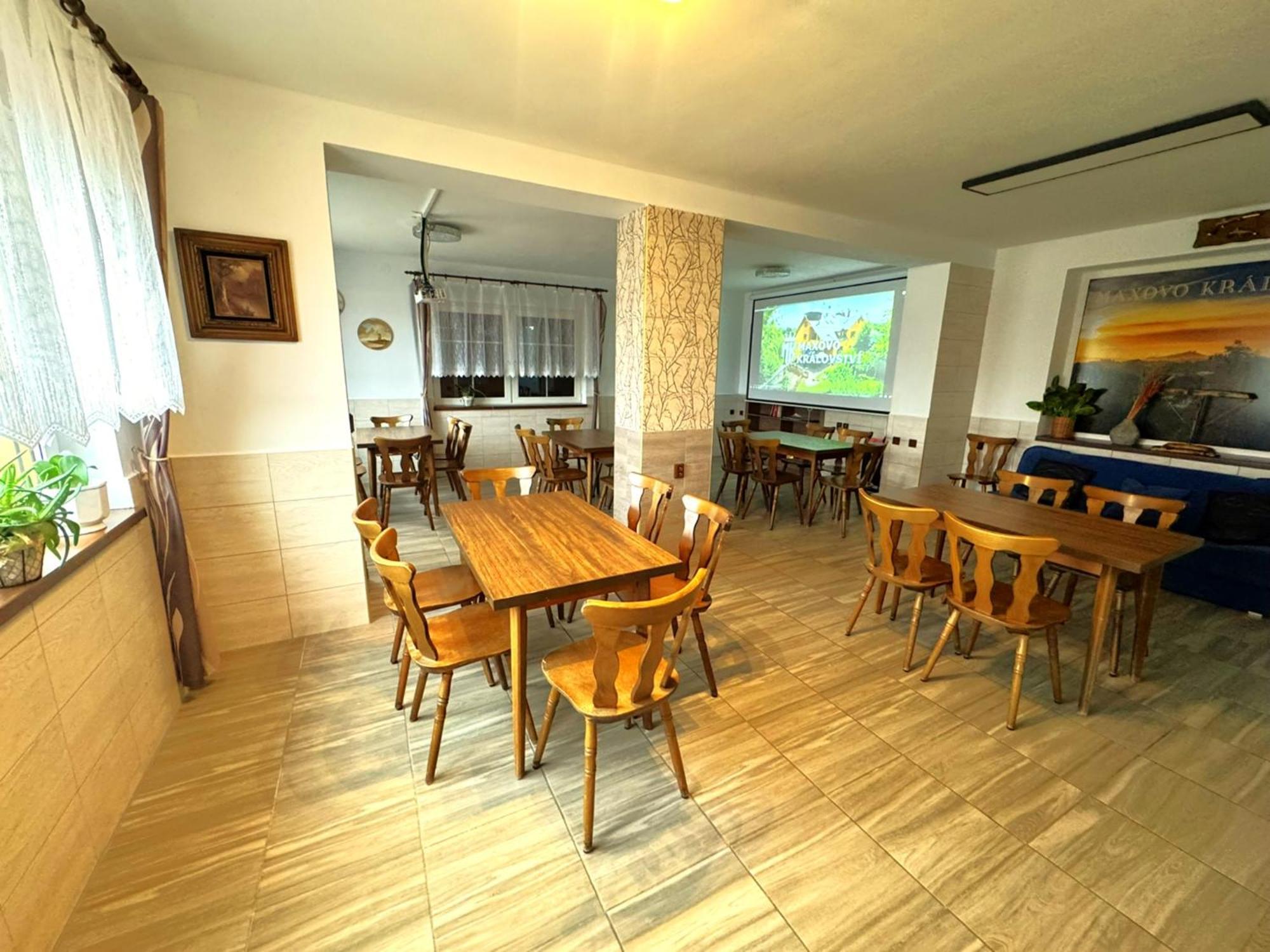 Maxovo Kralovstvi Apartment Rovensko pod Troskami Ngoại thất bức ảnh