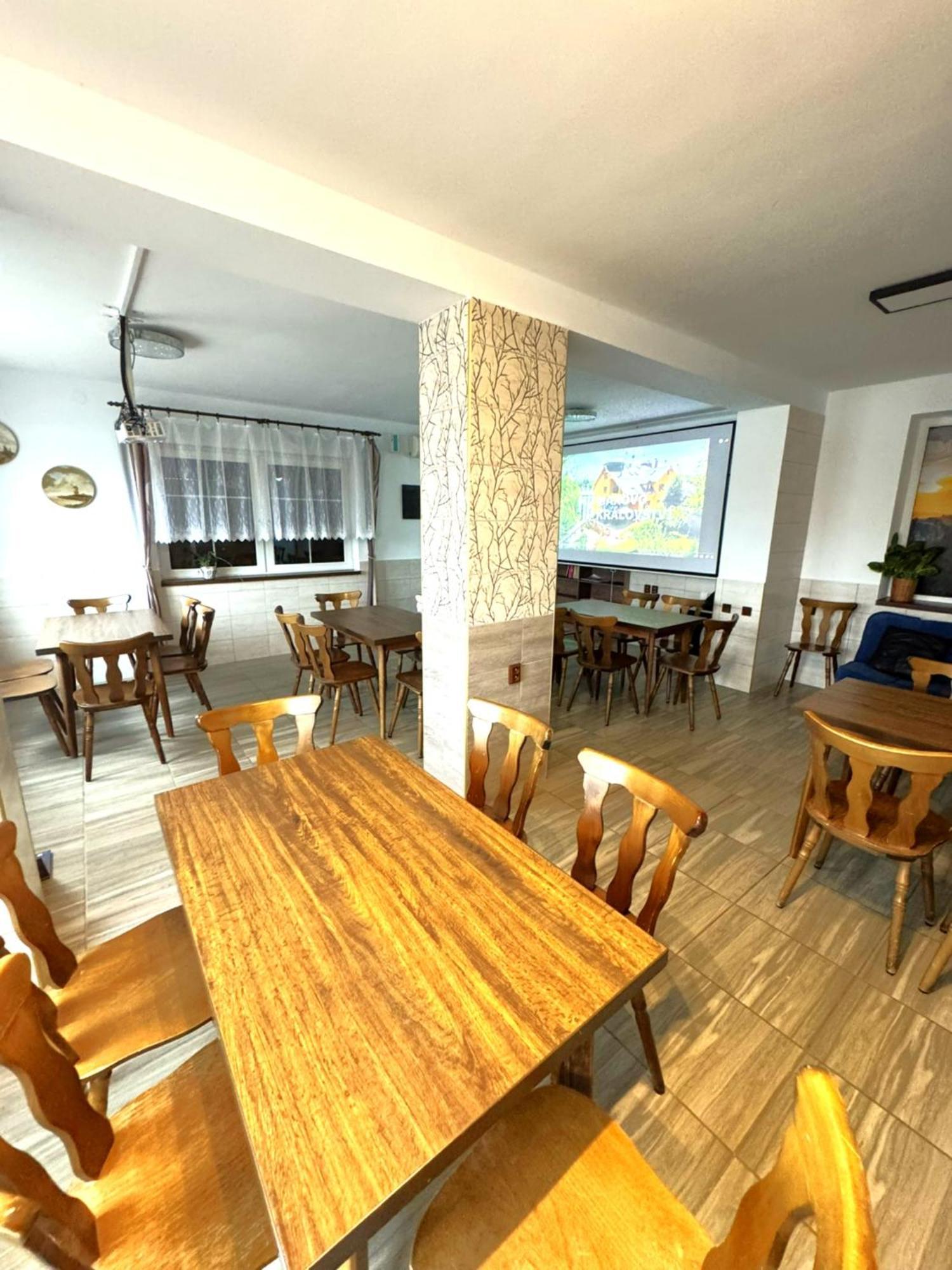 Maxovo Kralovstvi Apartment Rovensko pod Troskami Ngoại thất bức ảnh