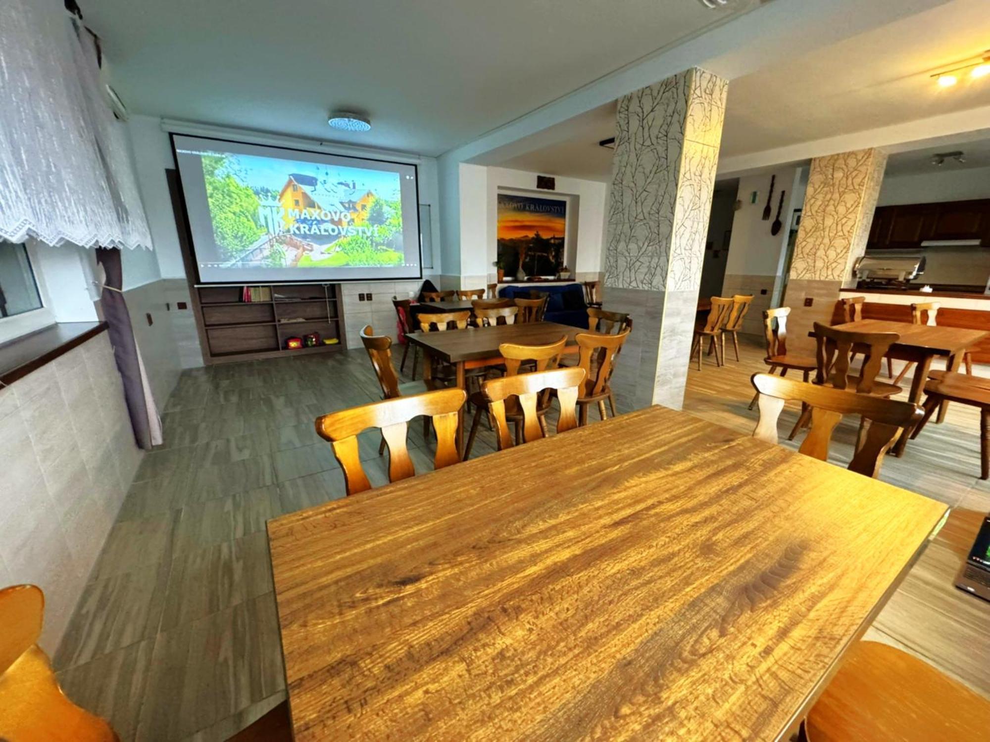 Maxovo Kralovstvi Apartment Rovensko pod Troskami Ngoại thất bức ảnh